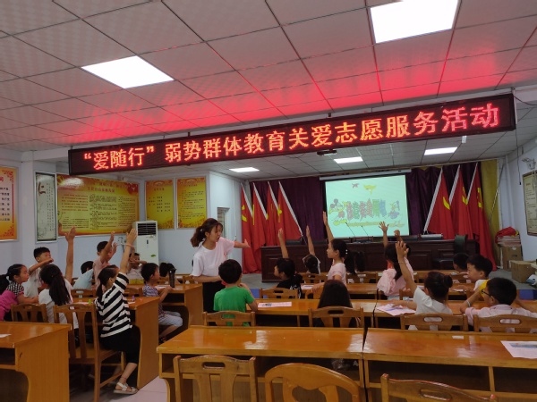 队员用PPT为孩子们讲解用电知识