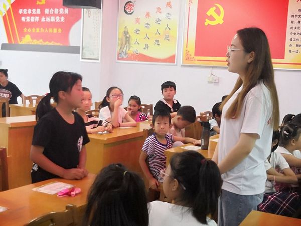 在聂楼村给小朋友讲解法律知识