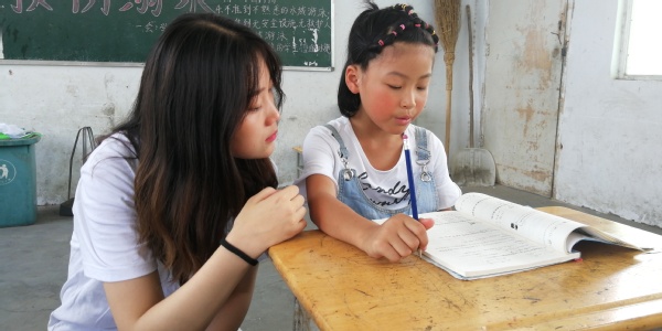 面对小朋友的问题志愿者细心解答