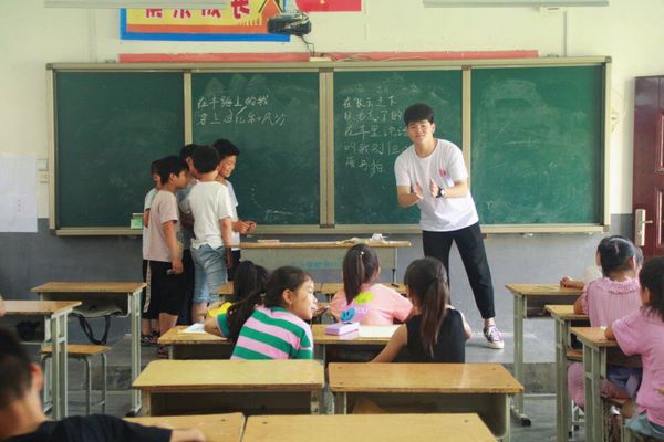 音乐课上老师带领大家一起唱歌