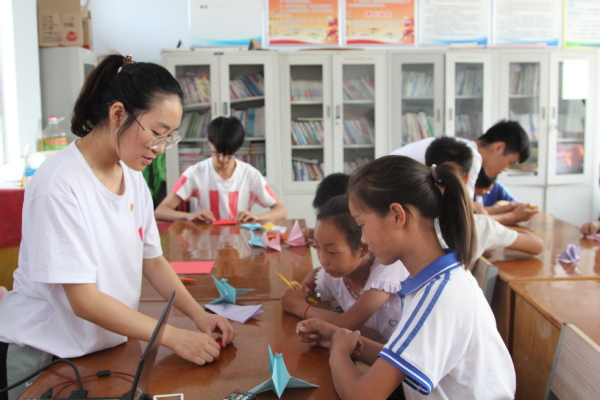 队员李丹示范折纸方法