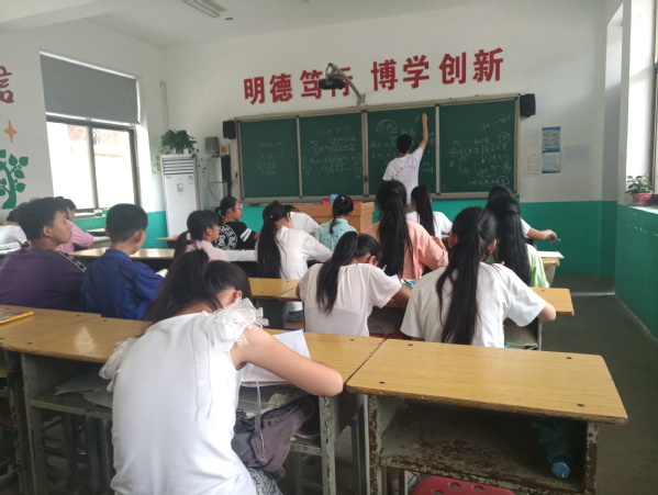 小朋友们认真听课