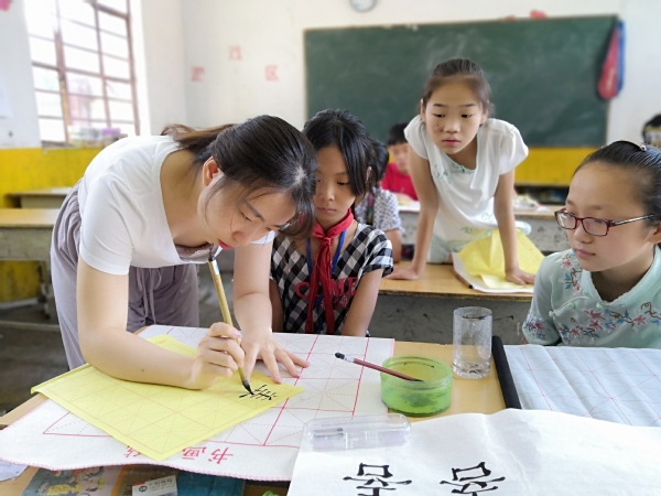 郑雨蒙老师指导六年级学生写毛笔字